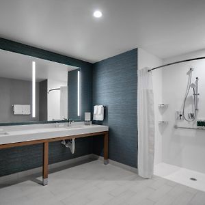 Suite 2 Queen